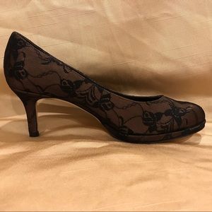 Priori satin and lace brown and black pumps. Size 8. NWT